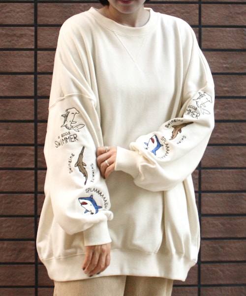 no brand（ノーブランド）の「サメ袖刺繍BIGスウェット/オフ