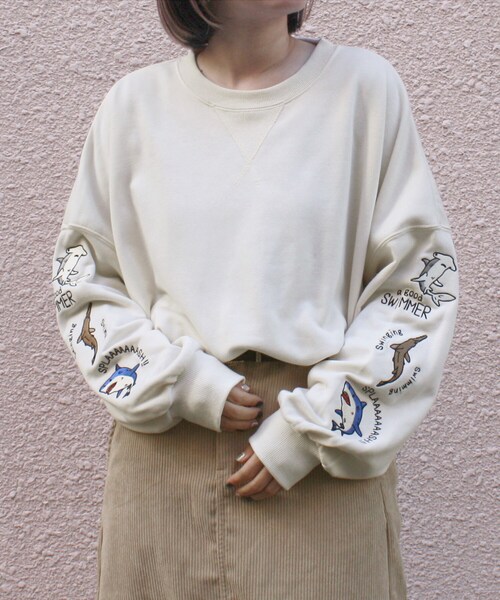 no brand（ノーブランド）の「サメ袖刺繍BIGスウェット/オフ