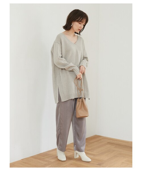 Green　Parks（グリーンパークス）の「サイドリブスリットVニットチュニック（トップス・アイボリー/グレー/ブラック/ブラウン/ブルーグリーン・F）」の9枚目の写真