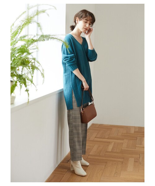 Green　Parks（グリーンパークス）の「サイドリブスリットVニットチュニック（トップス・アイボリー/グレー/ブラック/ブラウン/ブルーグリーン・F）」の11枚目の写真