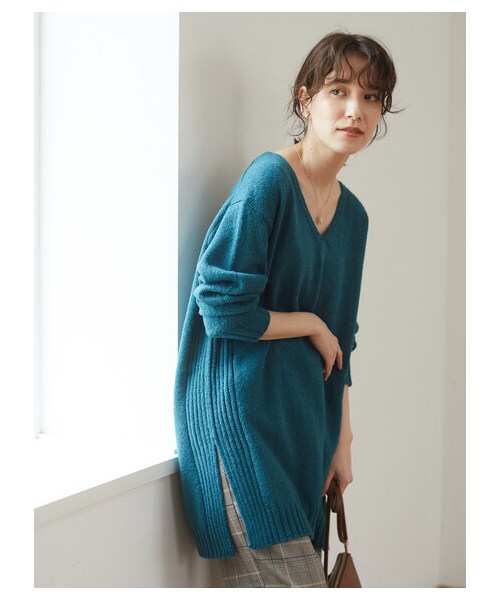 Green　Parks（グリーンパークス）の「サイドリブスリットVニットチュニック（トップス・アイボリー/グレー/ブラック/ブラウン/ブルーグリーン・F）」の10枚目の写真