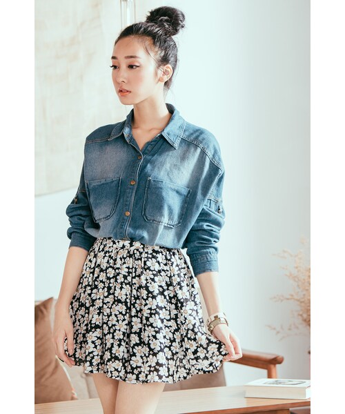 ORENDA（オレンダ）の「反摺袖扣環牛仔襯衫（トップス・レディース・藍/黑・F）」の5枚目の写真