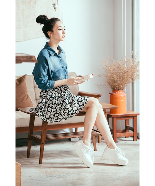 ORENDA（オレンダ）の「反摺袖扣環牛仔襯衫（トップス・レディース・藍/黑・F）」の3枚目の写真