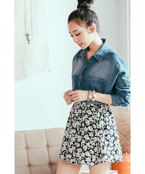 ORENDA（オレンダ）の「反摺袖扣環牛仔襯衫（トップス・レディース・藍/黑・F）」の4枚目の写真