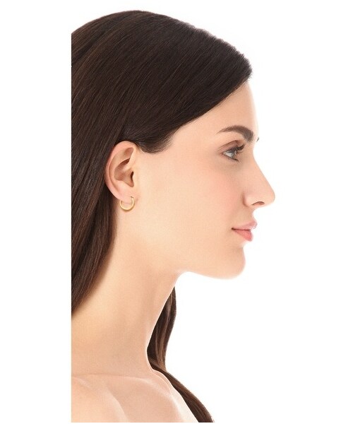 Marc by Marc Jacobs(マークバイマークジェイコブス)の「Marc by Marc Jacobs Huggie Hoops(ピアス(両耳用)・Cream/Black・One Size)」の3枚目の写真