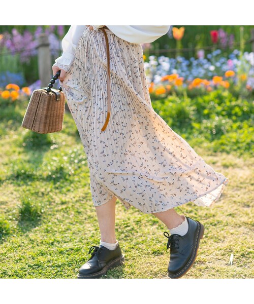 merrylatte(メリーラテ)の「たっぷりプリーツ小花柄スカート(スカート・レディース・ベージュ・F)」の1枚目の写真