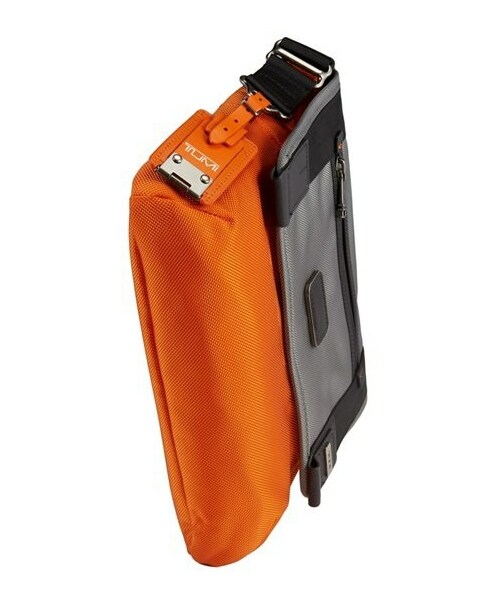 TUMI(トゥミ)の「Tumi 'Alpha Bravo - Beale Mini' Messenger Bag(メッセンジャーバッグ・Grey/ Orange・Dimensions: 11 1/2"H x 10"W x 1 1/4"D.)」の5枚目の写真