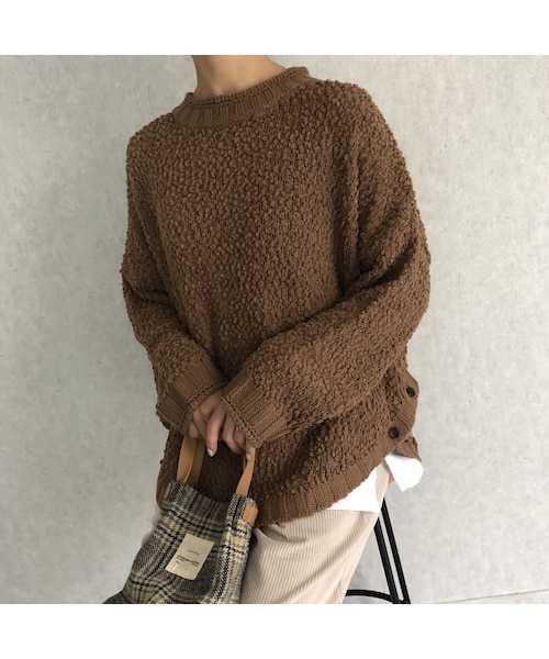 copine（コピン）の「12月2日再入荷!ふわっとした柔らかな肌触り！サイドボタンデザインラウンドヘムゆるニット(2color)（ニット/セーター・レディース・その他）」の4枚目の写真