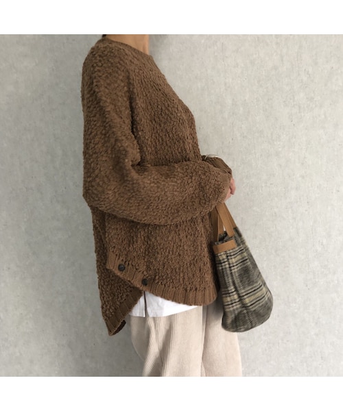 copine（コピン）の「12月2日再入荷!ふわっとした柔らかな肌触り！サイドボタンデザインラウンドヘムゆるニット(2color)（ニット/セーター・レディース・その他）」の5枚目の写真