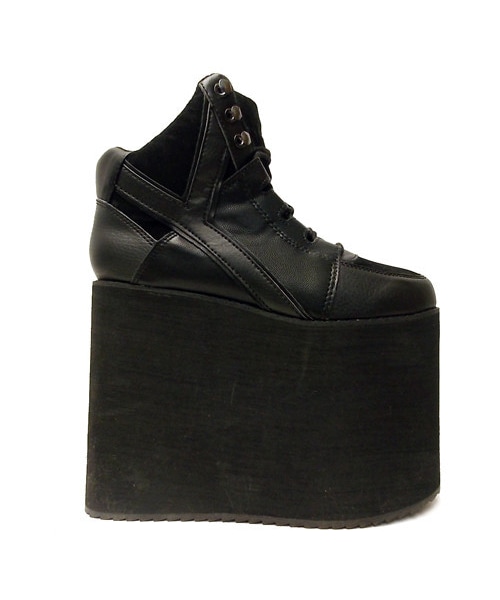 YRU(-)の「QOZMO SKY(シューズ・レディース・BLACK・5/6/7/8)」の1枚目の写真