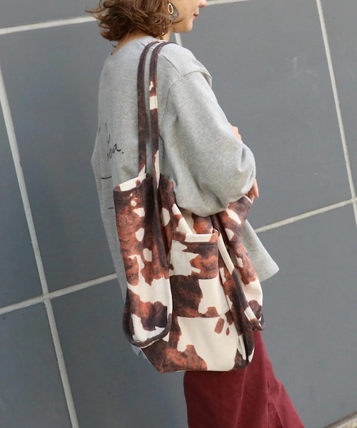 Sheson（シーズン）の「牛柄スウェードトートバッグ（トートバッグ・レディース・カウブラウン・FREE）」の2枚目の写真