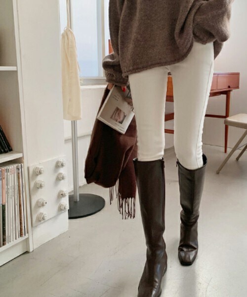 DHOLIC（ディーホリック）の「[ontheriver] ファー裏地スキニーパンツ（その他パンツ・レディース・ベージュ/ホワイト・S/M/L）」の2枚目の写真