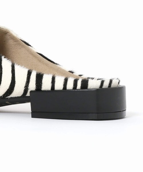 LE TALON（ルタロン）の「《予約》GRISE レザースクエアハイバンプフラットミュール（シューズ・ホワイト A/S/残り2点/M/在庫あり/L/残り3点/XL/在庫なし）」の5枚目の写真