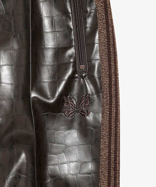 Needles(ニードルス)の「NALLOW TRACK PANT FAUX LTHR(パンツ・メンズ・BROWN・XS/S)」の3枚目の写真