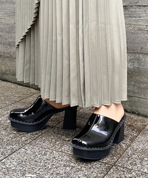 PAGEBOY(ページボーイ)の「【WEB先行予約】ヘビーソールサボ(シューズ・レディース・パイソン/ブラック・M(23.5cm), L(24.5cm))」の4枚目の写真