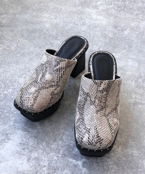 PAGEBOY(ページボーイ)の「【WEB先行予約】ヘビーソールサボ(シューズ・レディース・パイソン/ブラック・M(23.5cm), L(24.5cm))」の1枚目の写真