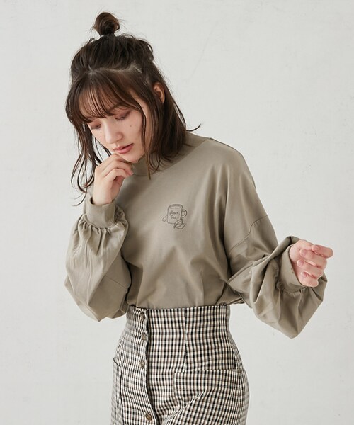 OLIVE des OLIVE（オリーブデオリーブ）の「COFFEEロンT（Tシャツ/カットソー・レディース・オフホワイト/パープル/カーキ/アイボリー/スミクロ/ライトブラウン・FREE）」の2枚目の写真