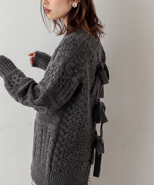 natural couture（ナチュラルクチュール）の「【WEB限定カラー有り】キャッチーなバックリボンケーブルニット（ニット/セーター・レディース・オフホワイト/ミント/モカ/チャコールグレー/ピンクベージュ・FREE）」の3枚目の写真