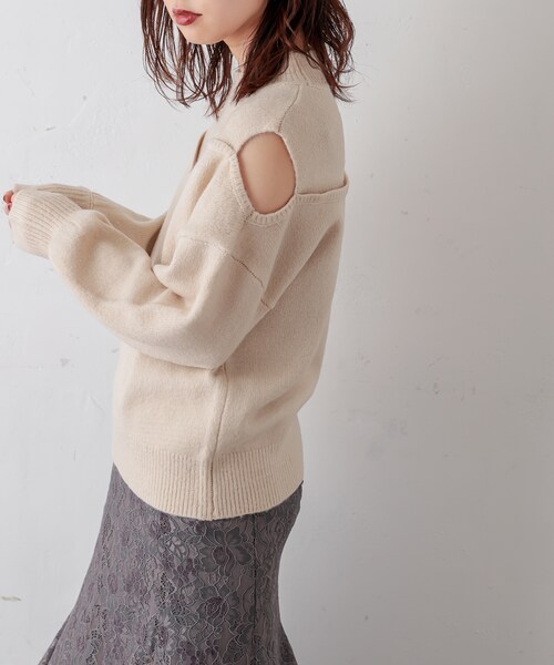 natural couture（ナチュラルクチュール）の「ショルダースリットブークレーニット（ニット/セーター・レディース・オフホワイト/ベージュ/グリーン/グレー・FREE）」の2枚目の写真