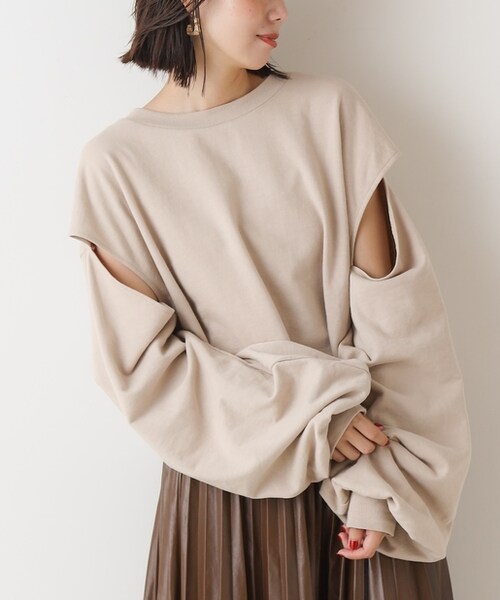 Chico(チコ)の「マルチウェイショートスウェット(スウェット・レディース・グレージュ/ライトベージュ/チャコールグレー/カーキ・F)」の2枚目の写真