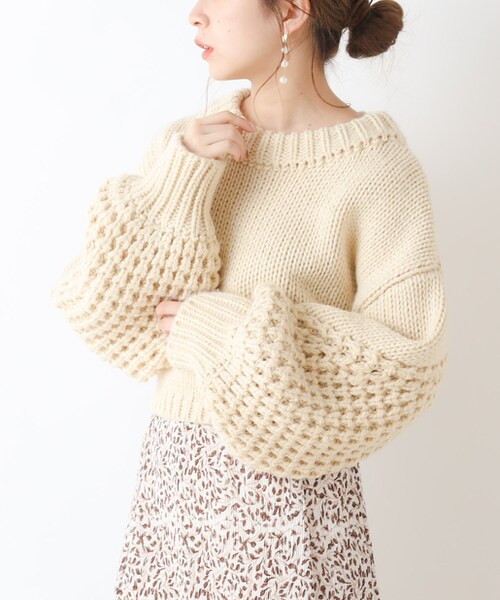 Chico(チコ)の「バックベルトショート丈ボリューム袖ニット(ニット/セーター・レディース・アイボリー/カーキ/ピンクベージュ・F)」の1枚目の写真