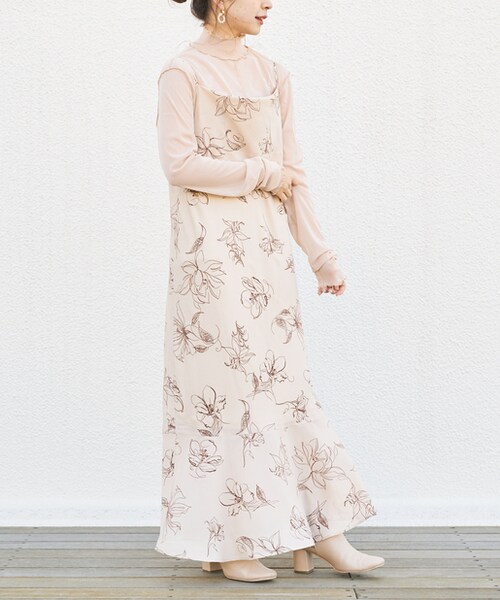 Chico（チコ）の「ラインフラワーキャミワンピース（ワンピース・レディース・ピンクベージュ/ブラック/アイボリー・F）」の2枚目の写真