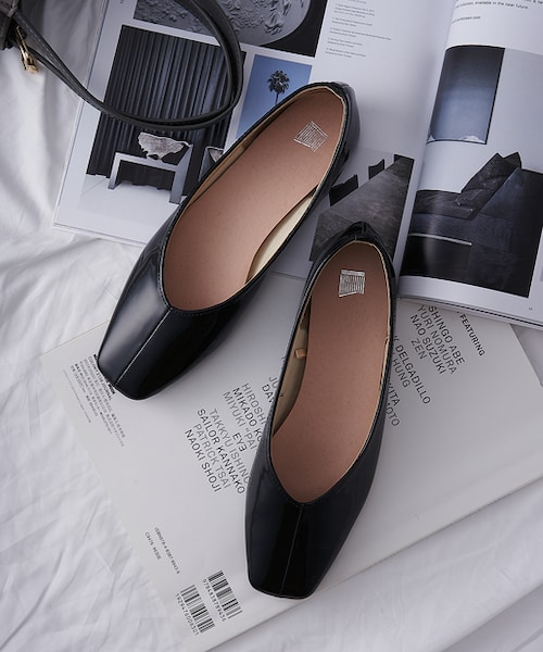 COLONY 2139（コロニートゥーワンスリーナイン）の「Vカットスクエアトゥフラットシューズ/ローヒールパンプス（パンプス・レディース・ベージュ/マスタード/モカ/ブラック/ブラックその他1・23/24/25）」の2枚目の写真