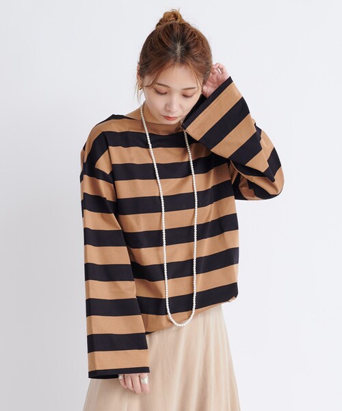 DouDou（ドゥドゥ）の「ワイドボーダービッグチュニックT（Tシャツ/カットソー・レディース・オフホワイト/キャメル・F）」の2枚目の写真