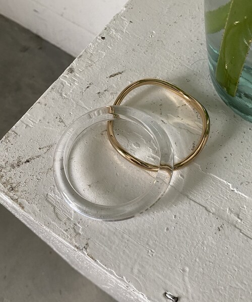 CAPRICIEUX LE'MAGE(カプリシューレマージュ)の「【GOLDY/ゴールディ】GOLDアクリル2SETバングル(リング・レディース・ホワイト/クリア/グリーン・F)」の2枚目の写真