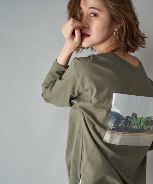 RIVE DROITE（リヴドロワ）の「【《今年大注目のPHOTOプリント》手洗い可】2WAYphotoロングTee（Tシャツ/カットソー・レディース・オフホワイト/カーキ・F）」の2枚目の写真