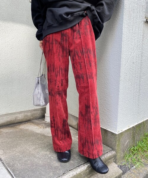 WHO'S WHO gallery（フーズフーギャラリー）の「コーデュロイフレアーパンツ（その他パンツ・レディース・オフホワイト/レッド/マスタード/ネイビー・F）」の2枚目の写真