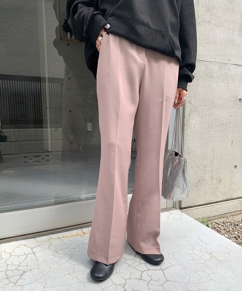 WHO'S WHO gallery（フーズフーギャラリー）の「フレアープレスパンツ（スラックス・レディース・パープル/ブラック/グレー/サックスブルー/ボルドー/ブルー・F）」の2枚目の写真