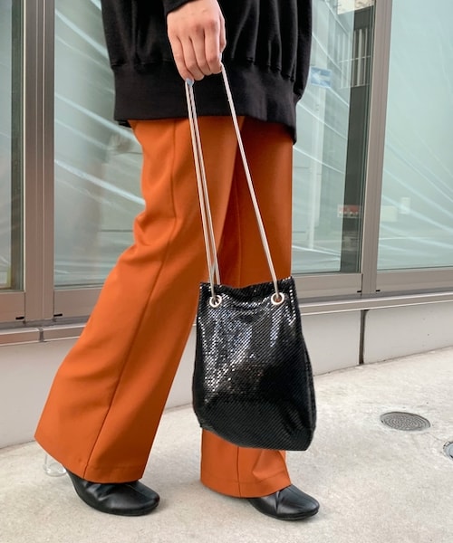 WHO'S WHO gallery(フーズフーギャラリー)の「キラキラ巾着バッグ/チェーンバッグ/メタリックショルダー(ショルダーバッグ・レディース・シルバー/ブラック・F)」の1枚目の写真