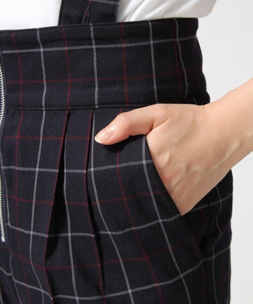 JEANASIS（ジーナシス）の「サスツキテーパードパンツ（パンツ・レディース・ブラックストライプ/ネイビーチェック・S/M）」の6枚目の写真