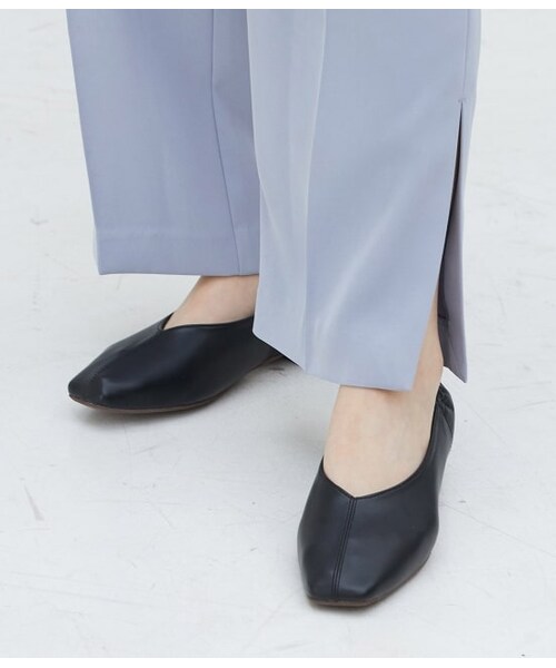 VIS（ビス）の「スクエアトゥセンターシームギャザーフラットパンプス（シューズ・レディース・ホワイト/ブラック・22.0/24.5/25.0/22.5/23.5）」の2枚目の写真