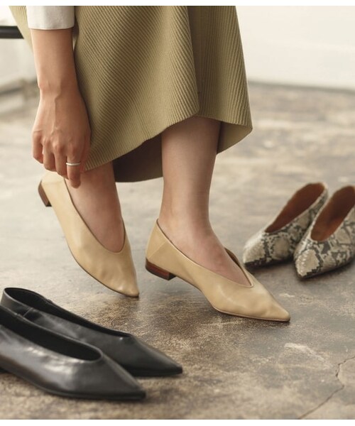 ADAM ET ROPE'（アダムエロペ）の「ポインテッドフラッドシューズ（シューズ・レディース・ベージュ系/パープル/ブラック/ベージュ・24.0/24.5/23.5/23.0/22.5）」の3枚目の写真