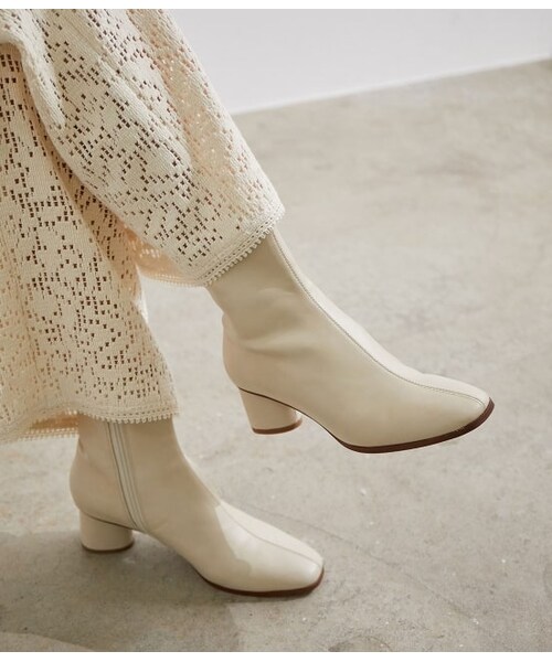 ADAM ET ROPE'（アダムエロペ）の「【一部WEB限定】ストレッチショートブーツ（シューズ・レディース・ブラック/ベージュ/オフホワイト・36.0/37.0/39.0/38.0）」の2枚目の写真