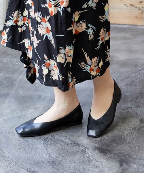 ADAM ET ROPE'（アダムエロペ）の「シャーリングVカットフラット（シューズ・レディース・ベージュ/ホワイト/ブラック・24.5/23.0/22.5/24.0/23.5）」の2枚目の写真