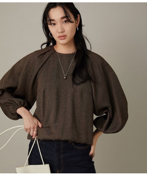 ADAM ET ROPE'(アダムエロペ)の「【セットアップ対応】TRツイルショルダーボリュームブラウス(トップス・レディース・ダークブラウン/ベージュ系・F)」の1枚目の写真