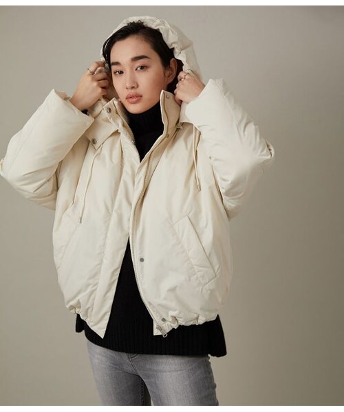 ADAM ET ROPE'（アダムエロペ）の「ALLIED　ショートフードコート（ジャケット/アウター・レディース・ブラック/オフホワイト/ベージュ系・F）」の2枚目の写真