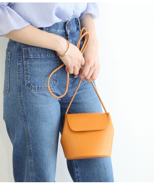 ADAM ET ROPE'（アダムエロペ）の「ラウンドコンビフラップポシェット（バッグ・レディース・ブラック/ホワイト/ベージュ/オレンジ・F）」の4枚目の写真