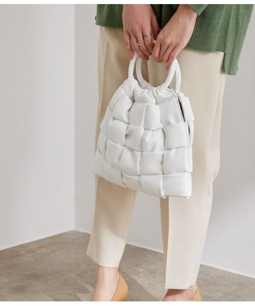 ADAM ET ROPE'（アダムエロペ）の「パデット巾着バッグ（バッグ・レディース・グレー系/ホワイト/ブラック/グリーン・F）」の2枚目の写真