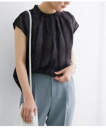 ADAM ET ROPE'（アダムエロペ）の「【一部店舗限定】フリルスタンドカラーブラウス（トップス）」