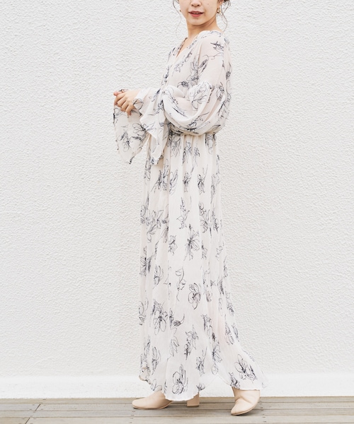Chico（チコ）の「ラインフラワー2wayロングワンピース（ワンピース・レディース・アイボリー/ピンクベージュ/ブラック・F）」の2枚目の写真