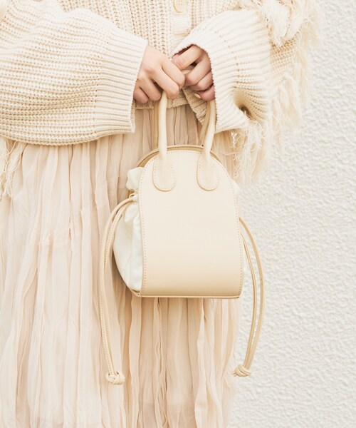 Chico(チコ)の「ラウンドコンビ巾着ショルダーバッグ(トートバッグ・レディース・アイボリー/ベージュ/ブラック・F)」の1枚目の写真