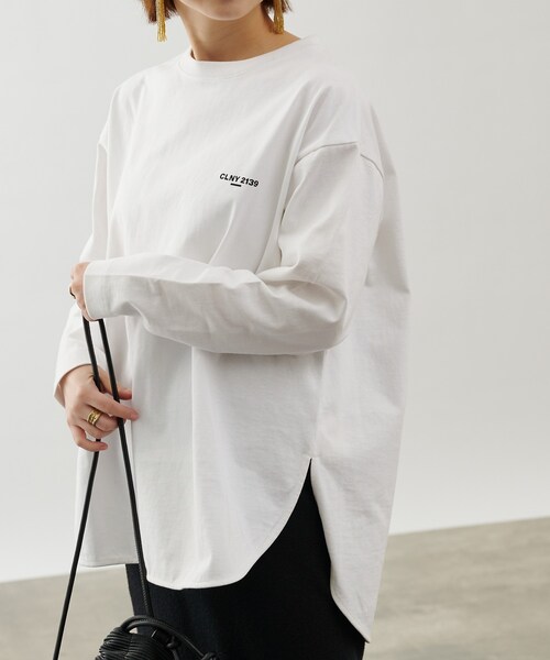 COLONY 2139(コロニートゥーワンスリーナイン)の「ロゴ入り天竺前後差長袖Tシャツ(Tシャツ/カットソー・レディース・オフホワイト/チャコールグレー・F)」の1枚目の写真