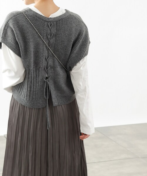 COLONY 2139（コロニートゥーワンスリーナイン）の「バックレースアップパッチワークライク柄編みベスト（ニット/セーター・レディース・ブラック/グレー/ベージュ・F）」の2枚目の写真