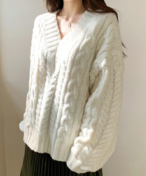 DHOLIC(ディーホリック)の「Vネックツイストニット(ニット/セーター・レディース・クリーム・ONESIZE)」の1枚目の写真