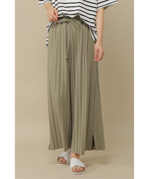 ikka（イッカ）の「CR カットプリーツパンツ（パンツ・レディース・オフホワイト/ブラック/オリーブ/ブルー・Ｍ/Ｌ）」の4枚目の写真