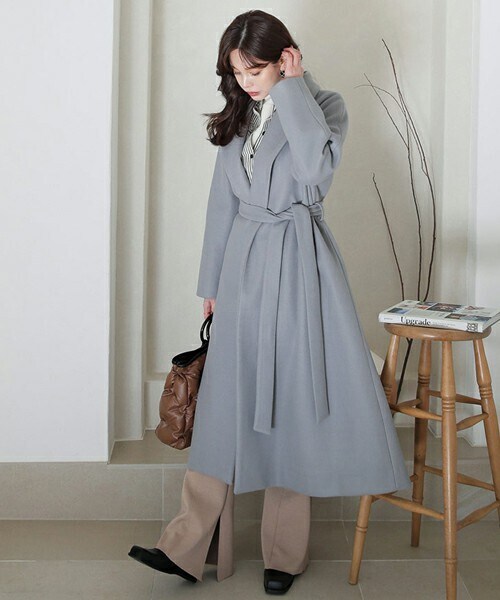 DHOLIC（ディーホリック）の「ストラップ付ロングコート（ダウンジャケット/コート・レディース・ベージュ/ディープスカイブルー・ONESIZE）」の2枚目の写真